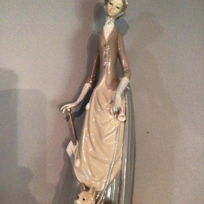 1099 Lladro â€œLady with Dogâ€