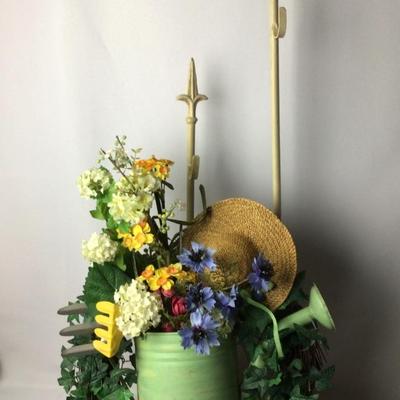 1075 Gardenerâ€™s Wreath & 2 Stands