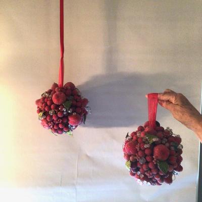 1072 Frosted Kissing Balls Lot of 5