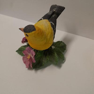 LENOX Western Meadowlark and American Goldfinch Fine porcelain Birds with Vanilla candle