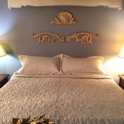 1041 Wooden Floating Headboard & Sleep Number King Bed
