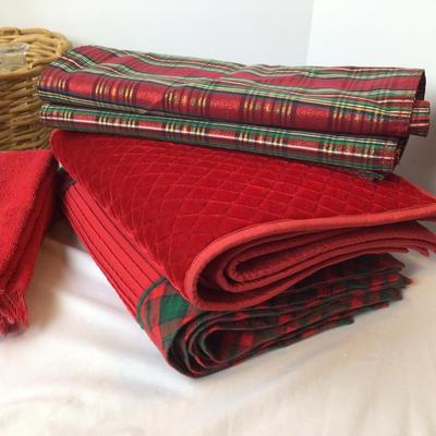 1034 Basket of Candles & Holiday Towels