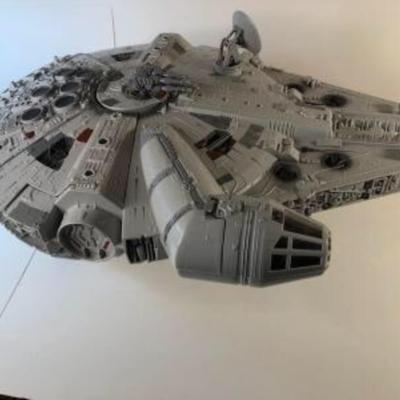 1049 - Star Wars Millennium Falcon, with Chewbacca and Han Solo action figures