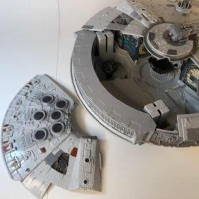 1049 - Star Wars Millennium Falcon, with Chewbacca and Han Solo action figures