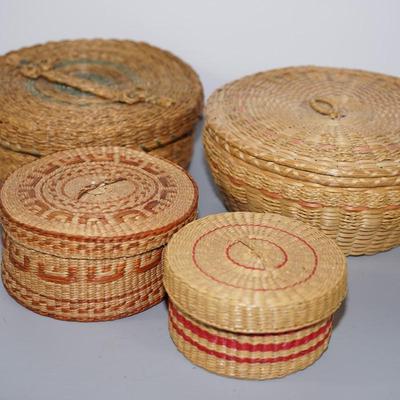 GROUPING OF FOUR GRASS WOVEN BASKETS WITH LIDS. NATURAL DYES.