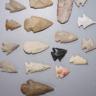 NATIVE AMERICAN POINTS ( ARROWHEADS) GROUP OF 23