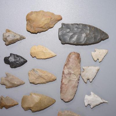 NATIVE AMERICAN POINTS ( ARROWHEADS) GROUP OF 23