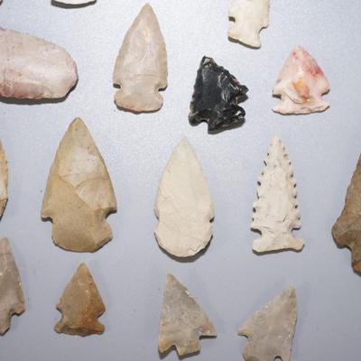 NATIVE AMERICAN POINTS ( ARROWHEADS) GROUP OF 23