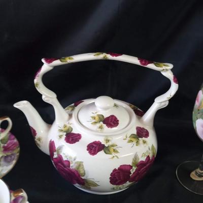 DUCHESS TEAPOT WITH CUPS & SAUCERS
