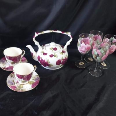 DUCHESS TEAPOT WITH CUPS & SAUCERS