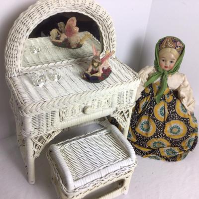 773 Doll Wicker Vanity & Tea Cozy