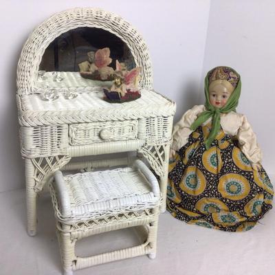 773 Doll Wicker Vanity & Tea Cozy