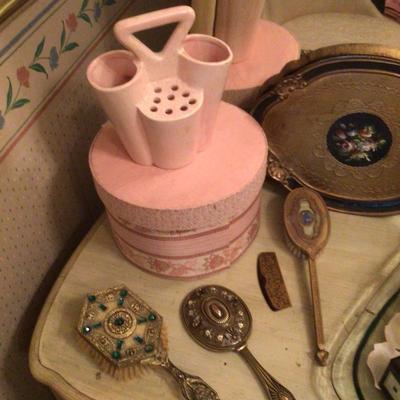 738 Vintage Ladies Vanity & Contents
