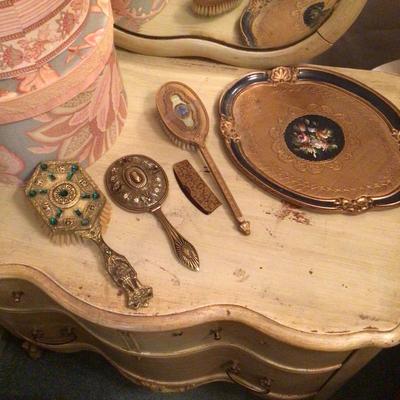 738 Vintage Ladies Vanity & Contents