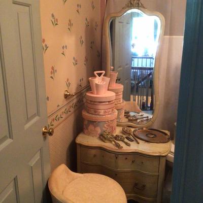 738 Vintage Ladies Vanity & Contents