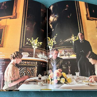 THE WORLD OF DOWNTON ABBEY BOOK
