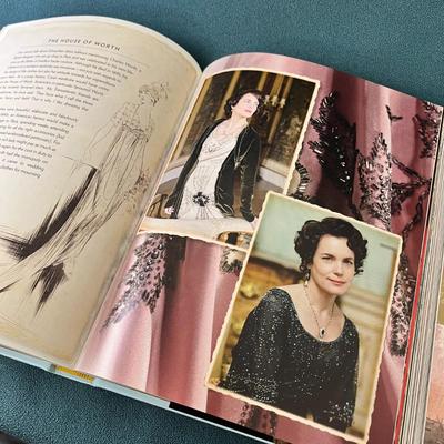THE WORLD OF DOWNTON ABBEY BOOK