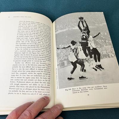 VINTAGE 1967 BILL SHARMAN ON BASKETBALL SHOOTING BOOK