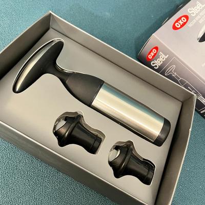 OXO VACUUM WINE PRESERVER AND 2 STOPPERS