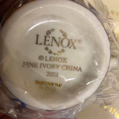 Lenox Tea Pots Extra Fine China With Shelf