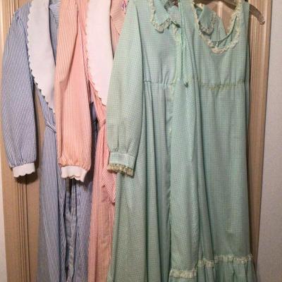 074 Vintage Robes & Night Gown Lot