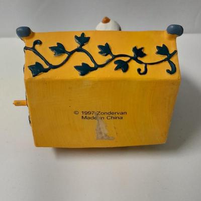 Music boxes and Bird houses Clock bird house, porcelain Garden birds