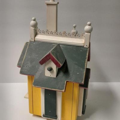 Birdhouse with small bird