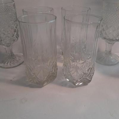Set of 4 drinking glasses with 4 wine glasses