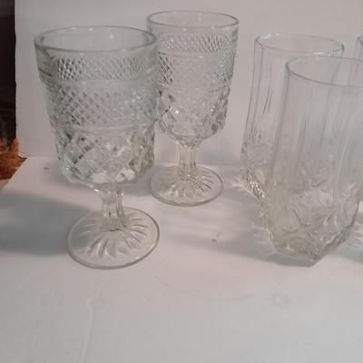 Set of 4 drinking glasses with 4 wine glasses