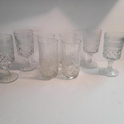 Set of 4 drinking glasses with 4 wine glasses