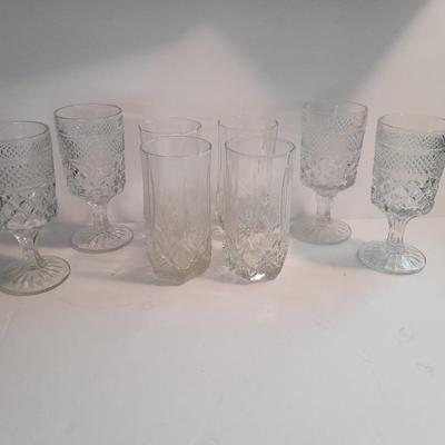 Set of 4 drinking glasses with 4 wine glasses