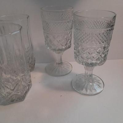 Set of 4 drinking glasses with 4 wine glasses