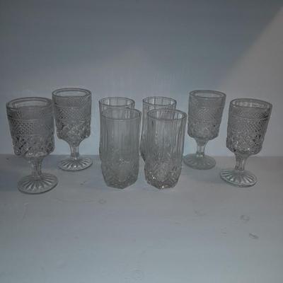 Set of 4 drinking glasses with 4 wine glasses