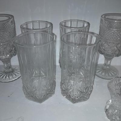 Set of 4 drinking glasses with 4 wine glasses
