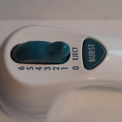 Hamiton beach Multi speed hand mixer and two glass mixing bowls