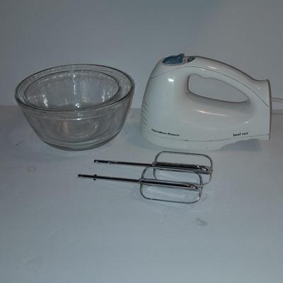 Hamiton beach Multi speed hand mixer and two glass mixing bowls