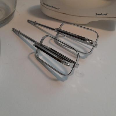 Hamiton beach Multi speed hand mixer and two glass mixing bowls