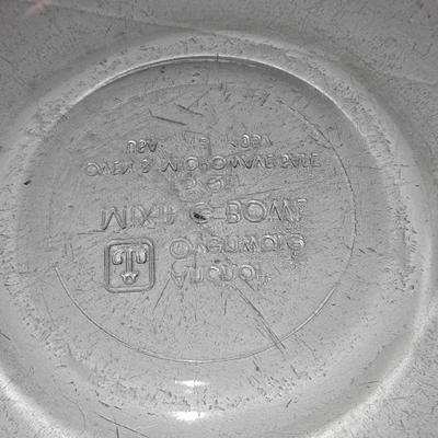 Hamiton beach Multi speed hand mixer and two glass mixing bowls