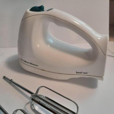 Hamiton beach Multi speed hand mixer and two glass mixing bowls