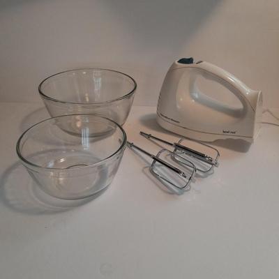 Hamiton beach Multi speed hand mixer and two glass mixing bowls