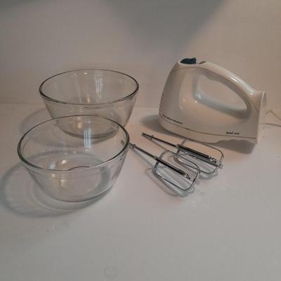 Hamiton beach Multi speed hand mixer and two glass mixing bowls