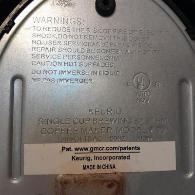 Keurig single cup brewing system Coffee maker Model K40 With Mugs and coffee pods