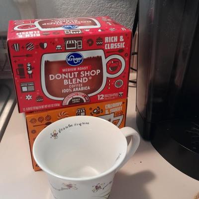 Keurig single cup brewing system Coffee maker Model K40 With Mugs and coffee pods