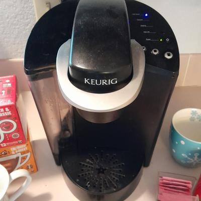 Keurig single cup brewing system Coffee maker Model K40 With Mugs and coffee pods