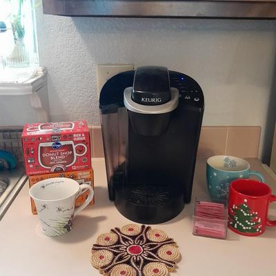 Keurig single cup brewing system Coffee maker Model K40 With Mugs and coffee pods