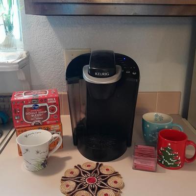 Keurig single cup brewing system Coffee maker Model K40 With Mugs and coffee pods