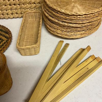 Lot Of Wicker Baskets And 15 Plates