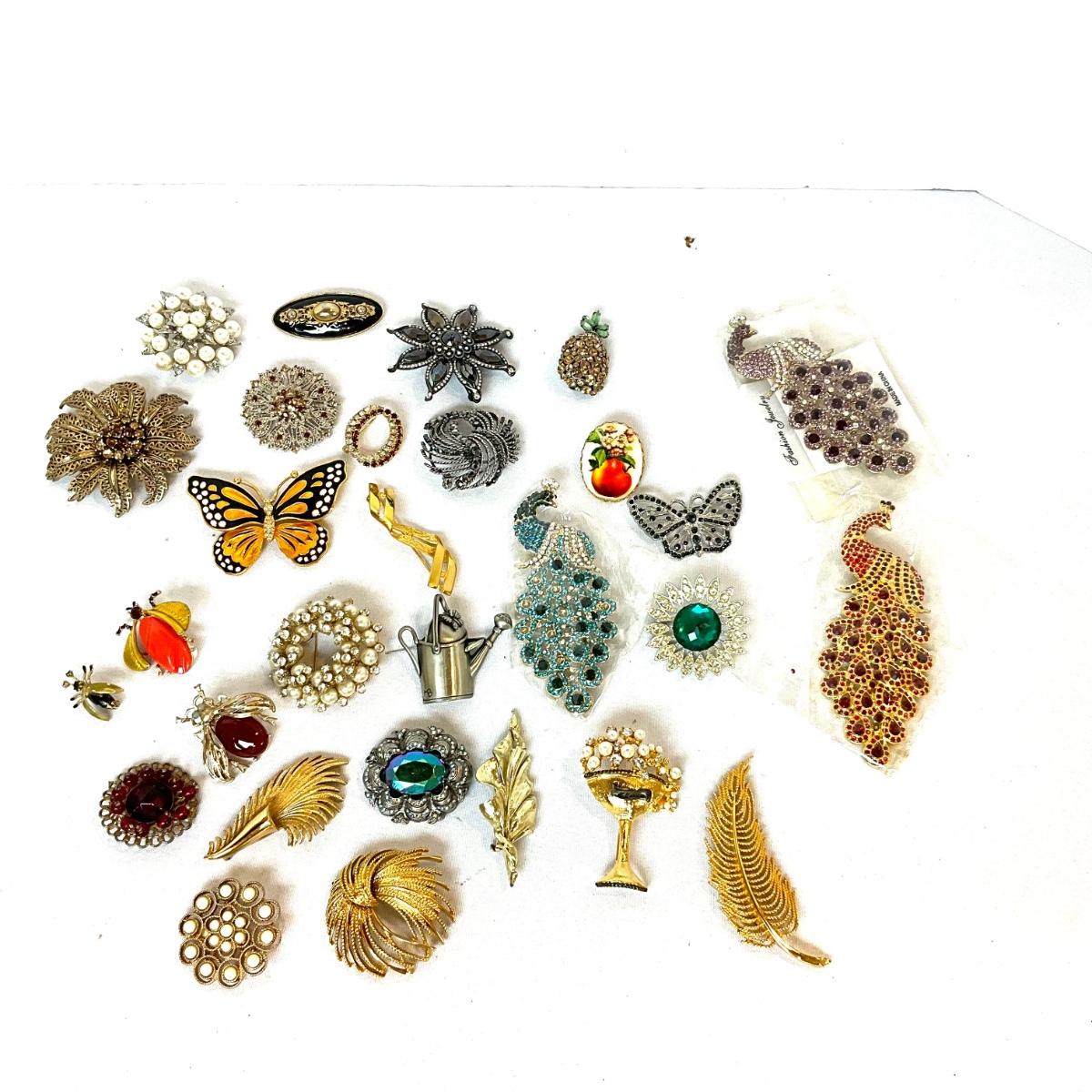 1211 Lot of Vintage Brooches/ Pins
