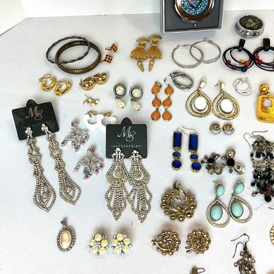 1214 Lot of Costume Jewelry Earrings
