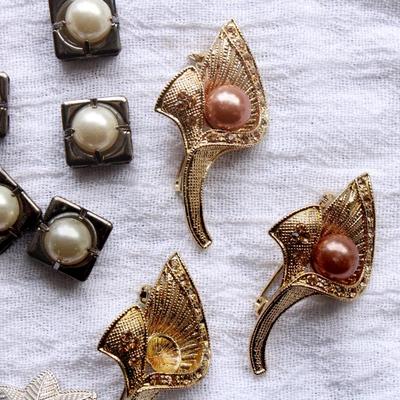 Assortment of brooches & jewelry making items